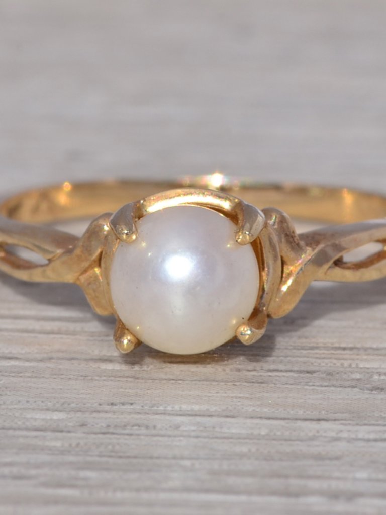 Cultured Pearl Solitaire Ring In Yellow Gold